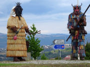 Bragança, Portugal, übergroße Figuren mit Kostümen aus dem Karneval auf einem Kreisverkehr