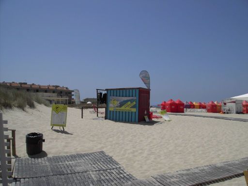 Barrinha Surf School, Praia de Esmoriz, Portugal, Material Container auf dem Strand