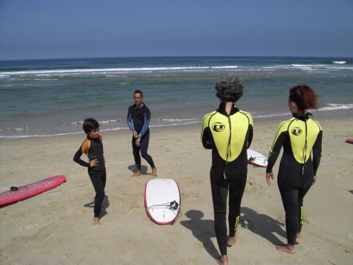 Barrinha Surf School, Praia de Esmoriz, Portugal, Aufwärmübungen am Strand