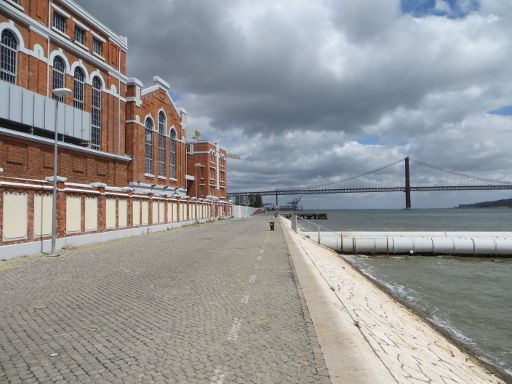 Museu da Eletricidade, Lissabon, Portugal, Außenansicht mit Wasserrohren zum Fluss