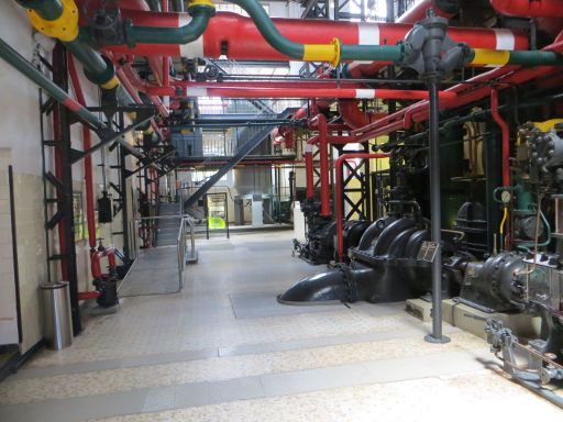 Museu da Eletricidade, Lissabon, Portugal, Maschinenhalle mit Rohren und Kabeln