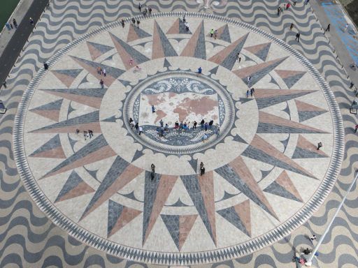 Padrão dos Descobrimentos, Lissabon, Portugal, Vorplatz mit Weltkarte