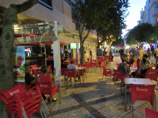 Monte Gordo, Portugal, Bar mit Fußball in der Fußgängerzone