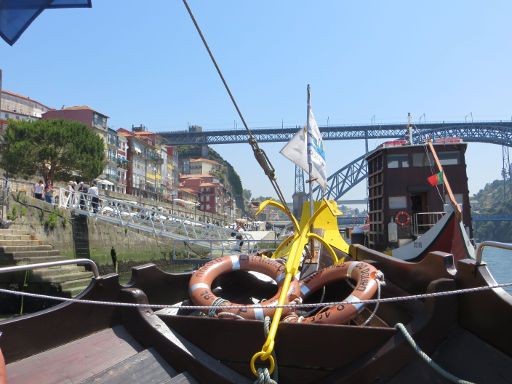 Douro Acima, 6 Brücken Bootsfahrt, Porto, Portugal, Blick vom Sitzplatz auf Deck auf die Brücke Dom Luís I