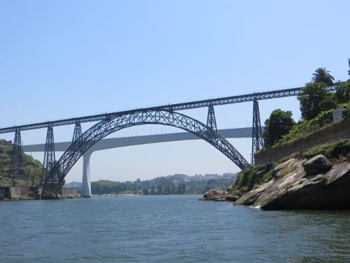 Douro Acima, 6 Brücken Bootsfahrt, Porto, Portugal, Eisenbahnbrücke aus Stahlbeton im Hintergrund