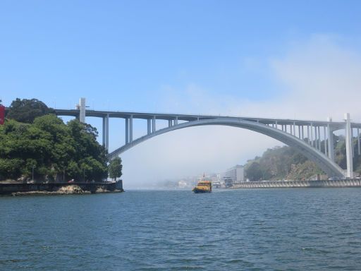 Douro Acima, 6 Brücken Bootsfahrt, Porto, Portugal, Arrabida Brücke am Meer