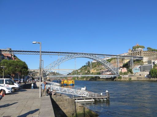 Dom Luís I Brücke, Porto, Portugal, Ansicht von der Anlegestelle am Ribeira Kai