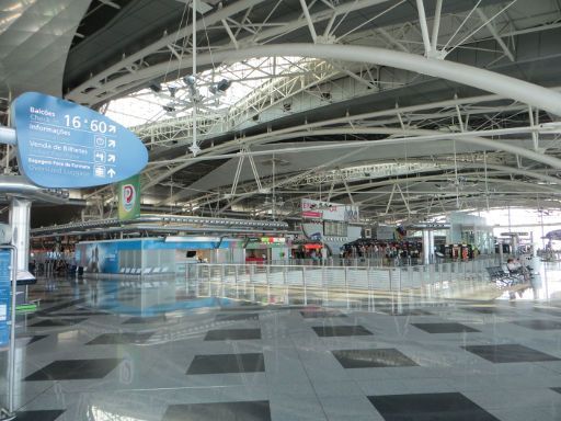 Flughafen OPO, Aeroporto Francisco sá Carneiro, Porto, Portugal, Abflugebene mit Check In Schaltern