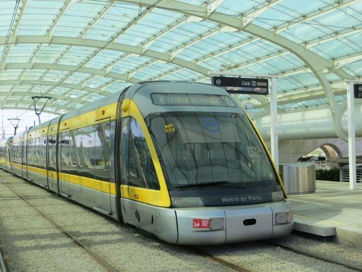 Metro do Porto, Porto, Portugal, Eurotram in der Haltestelle Flughafen