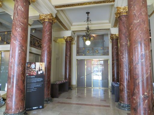 Teatro Nacional São João, Porto, Portugal, Foyer mit Marmorsäulen