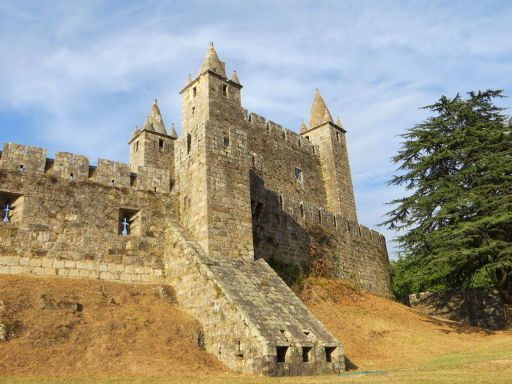 Burg, Santa Maria da Feira, Portugal, Burgmauern und Park