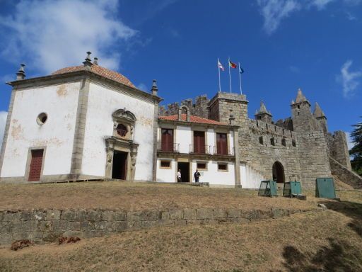 Burg, Santa Maria da Feira, Portugal, Kapelle und Eingang