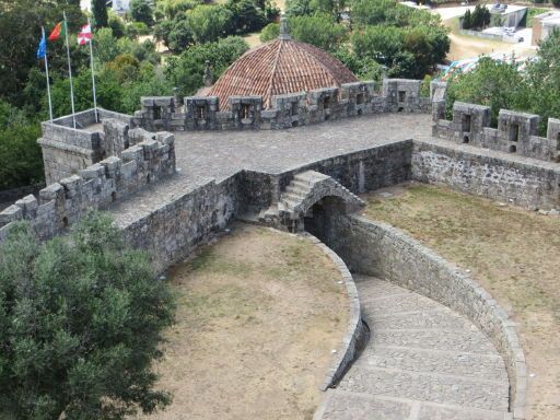 Burg, Santa Maria da Feira, Portugal, Ausblick auf die Kapelle und Auffahrt vom Burgtor in den Innenhof