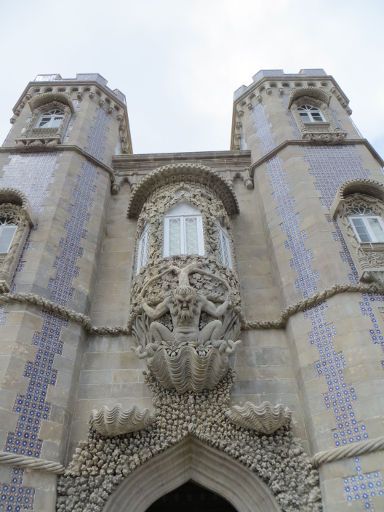 Palácio Nacional da Pena, Sintra Portugal, Verzierungen oberhalb vom Burgdurchgang