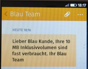 Blau, SMS auf einem Alcatel ONE TOUCH FREE Smartphone mit Meldung Datenvolumen verbraucht