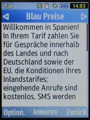 Blau, SMS auf einem Samsung GT–S3370 mit Meldung Willkommen in Spanien Juli 2020