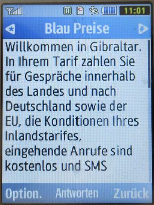 Blau, SMS auf einem Samsung GT–S3370 mit Meldung Willkommen in Gibraltar September 2022