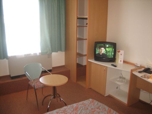 Ibis Bucuresti Gara de Nord, Rumänien, Doppelbett, Fernseher, Tisch, Stuhl, Schrank, Fenster