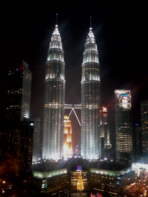 Samsung, Mobiltelefon, Digitalkamera, GT–C3590, Bild mit 480 × 640 Pixel, Nachtaufnahme außen, Kuala Lumpur PETRONAS Twin Towers