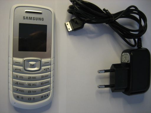 Samsung, Mobiltelefon, GT–E1080, Mobiltelefon und Netzteil
