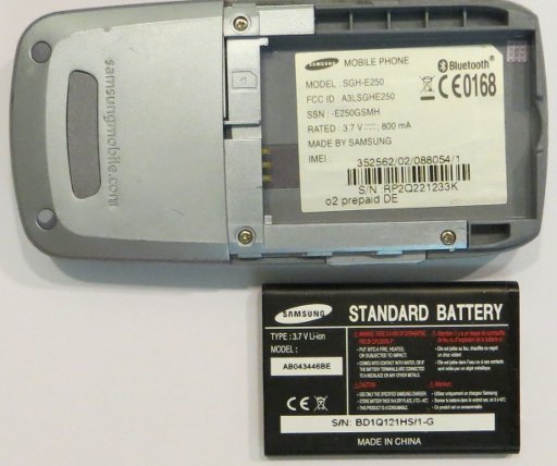 Samsung, Mobiltelefon, SGH–E250, Rückansicht mit geöffneten Batteriefach und Akku
