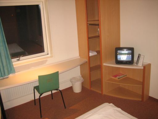 Ibis Stockholm Väst, Schweden, Fenster, Einbauschrank, Tisch und Fernseher