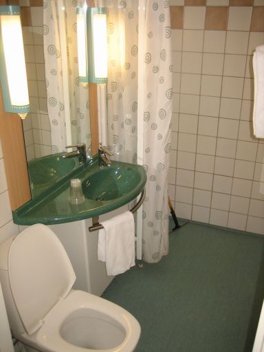 Ibis Stockholm Väst, Schweden, Bad mit Waschtisch, WC und offener Dusche