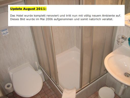 Hotel Krone, Zürich, Schweiz, Mai 2006, winziges Bad mit WC, Duschkabine und kleinem Waschbecken