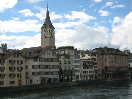 Zürich, Schweiz, St Peter Kirche im Hintergrund, der Limmat im Vordergrund