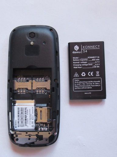 Mobiltelefon, danew KONNECT 34, R&uuml;ckseite mit SIM Karten und Speicherkartenpl&auml;tzen