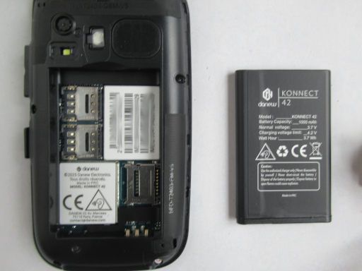 Mobiltelefon, danew KONNECT 42, Steckpl&auml;tze Nano SIM Karten, Micro SD Karte und Batterie