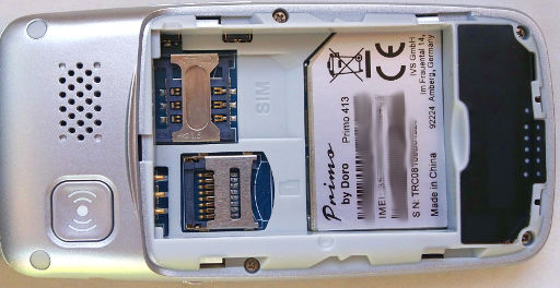 Mobiltelefon, doro® Primo™ 413 silber, Gehäuserückseite mit microSD Steckplatz, Mini SIM Karten Steckplatz und Batteriefach