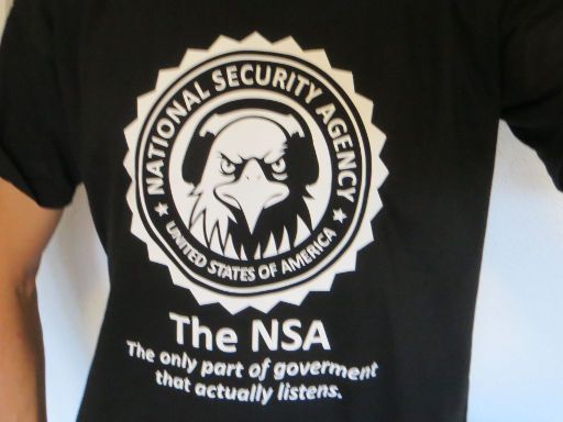 National Security Agency United States of America The NSA The only part of goverment that actually listens. T–Shirt von artshirt24 ebay™ 13,95 € plus 3,50 € Versandkosten Juli 2015