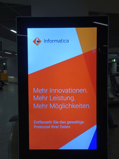 Informatica™ Reklame auf auf einem Monitor im Flughafen Frankfurt im November 2018