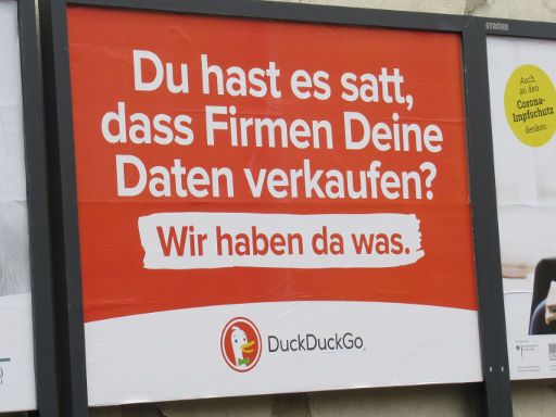 Suchmaschine DuckDuckGo®, Plakat in Hannover, Deutschland im Dezember 2021