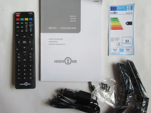 HIGH ONE TV Modell HI2403HD-MM, Lieferumfang mit Fernbedienung, Bedienungsanleitung, Energielabel, Kfz 12 V Adapter und Standfüße