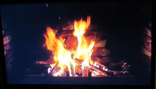 HIGH ONE TV Modell HI2403HD-MM, Kaminfeuer in der Endlosschleife