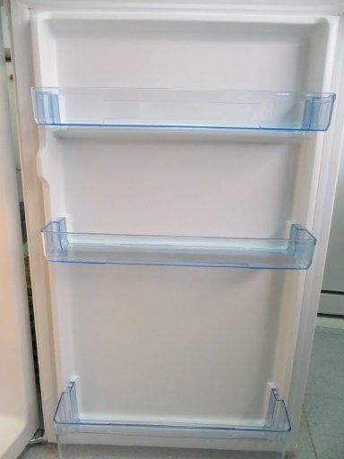 Kühlschrank mit Gefrierfach, Carrefour Home CRT100W–11, Ablagefächer in der Tür