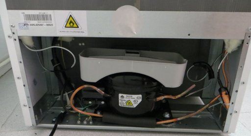 Kühlschrank mit Gefrierfach, Carrefour Home CRT100W–11, Technik Rückseite mit Kompressor