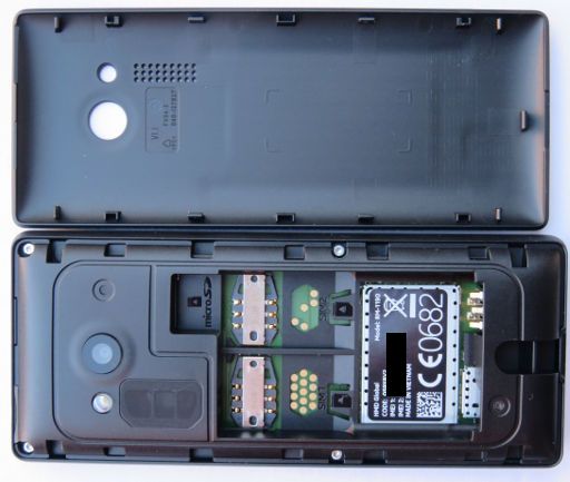 Mobiltelefon, Nokia 150 Dual SIM, Gehäuserückseite mit Kamera, LED Taschenlampenlicht, microSD Steckplatz, Mini SIM Karten Steckplätze und Batteriefach