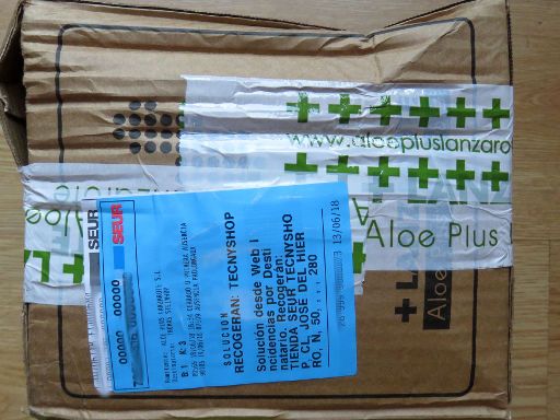 SEUR dpd group, Paket von Aloe Plus Lanzarote mit Aufkleber für Abholung im Paketshop