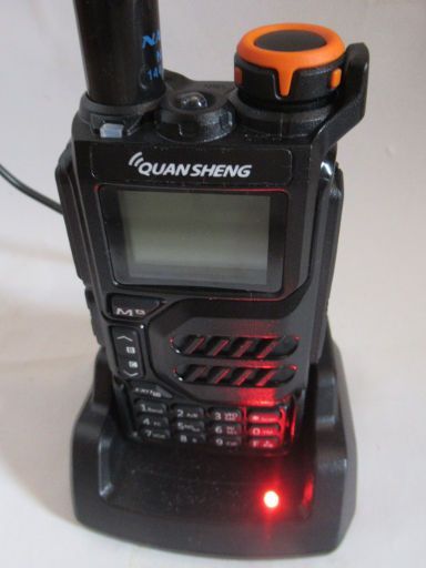 Quansheng UV-K5, Handfunkgerät, Gerät in der Ladeschale