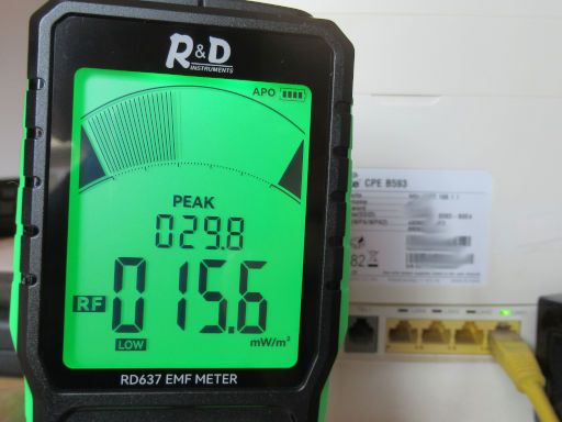 R&D Instruments RD 637, EMF Messger&auml;t, Messung Huawei Router Modell B593s &ndash; 22 mit LTE / 4G