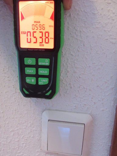 R&D Instruments RD 637, EMF Messger&auml;t, Messung 230 Volt Leitung in der Wand