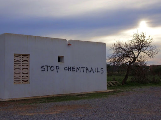 Stop Chemtrails Schriftzug auf einem Lagerhaus in Sant Mateau d’Albarca, Ibiza, Spanien im November 2019