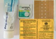 Reiseapotheke mit Bepanthen (R), Aspirin (R), Hansaplast (R) Classic Pflaster und Impfbuch