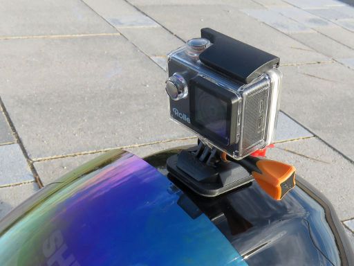 Rollei Actioncam 350, Kamera im Gehäuse auf einem Motorradhelm