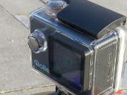 Rollei Actioncam 350, Kamera im Gehäuse auf einem Motorradhelm