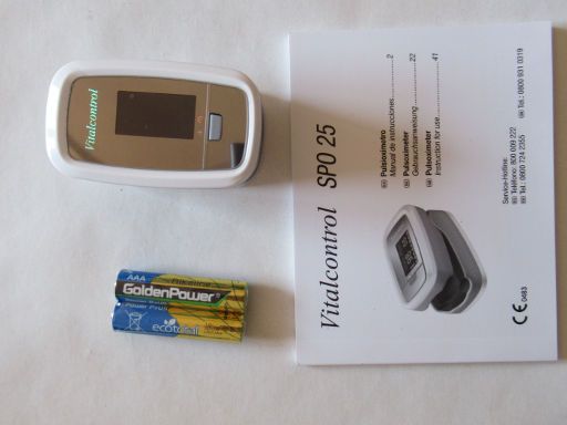 Sanitas Vitalcontrol SPO 25 Pulsoximeter, Lieferumfang mit Bedienungsanleitung, Messgerät und zwei 1,5 V AAA Batterien