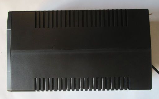 Stromversorgung, Trust Paxxon 1000 VA UPS, Ansicht von der Seite